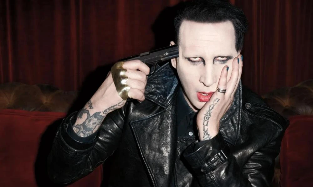 O τρομακτικός Marilyn Manson εξέτισε ποινή κοινωφελούς εργασίας επειδή φύσηξε τη μύτη του σε εικονολήπτη